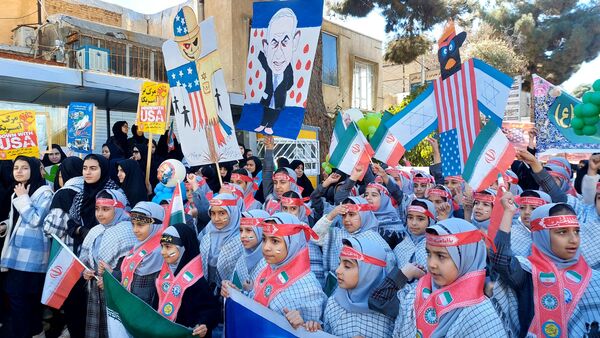 حماسه حضور نوجوانان تربت‌حیدریه در روز دانش‌آموز