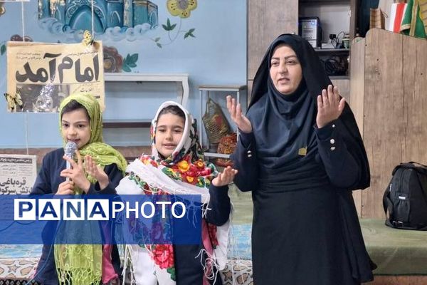 هنرنمایی دانش‌آموزان ناحیه دو شهرری در جشن انقلاب 