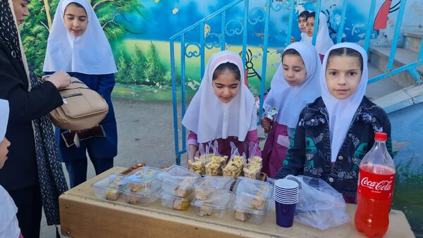 جشنواره فروش غذاهای سالم با مشارکت دانش آموزان مدرسه شهید رجایی ۱ منطقه پردیس 