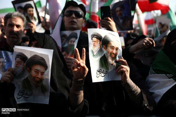 مراسم بیعت با سومین رهبر انقلاب در تهران - 2