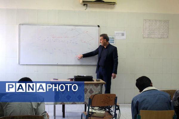 بازدید نماینده مردم جنوب کرمان از کلاس های آمادگی امتحانات نهایی