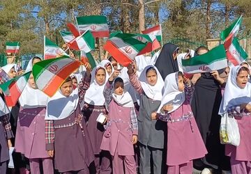 دانش‌آموزان کوهپایه در پیوند با آرمان‌های انقلاب اسلامی در راهپیمایی 13آبان شرکت کردند