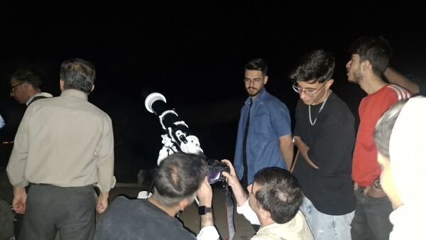 ماه در نقاب سایه زمین 