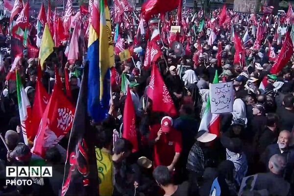 اشک‌ها و بغض‌های میلیونی در مسیر تشییع پیکر مطهر رهبر شهید