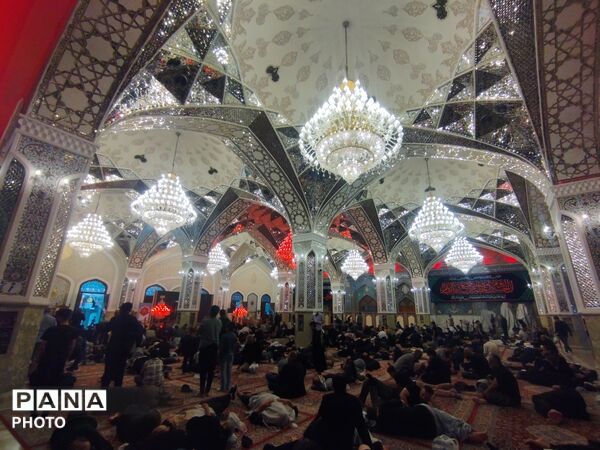 سلام زائران اربعین به باب‌الحوائج(ع) در حرم نورانی امامین کاظمین