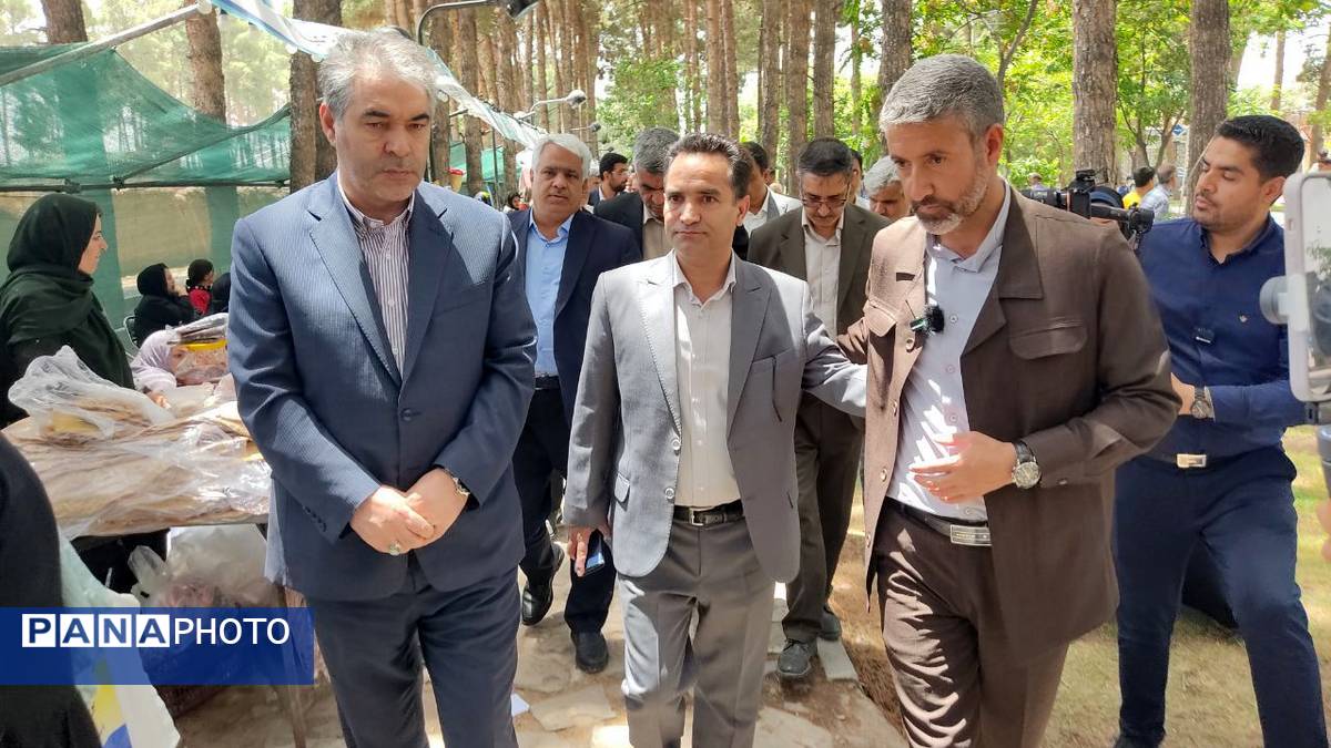 بازدید معاون وزیر گردشگری کشور از نمایشگاه جشنواره تاک پلو خلیل آباد 