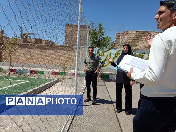 بازدید مسئولین اداره کل آموزش پرورش از وضعیت چمن دبستان شهید پسندیده فدافن