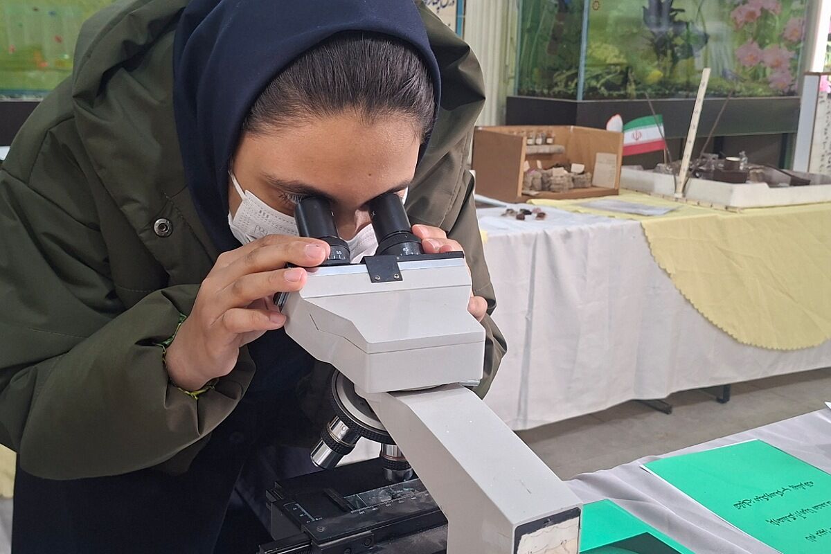 نمایشگاه دست‌سازه‌های دانش‌آموزی مدرسه نمونه دولتی ارشاد قرچک