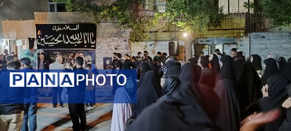 اجتماع مردم مشهدی مقابل خانه مادر شهید جمهور جهت ابراز همدردی