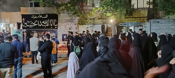 اجتماع مردم مشهدی مقابل خانه مادر شهید جمهور جهت ابراز همدردی