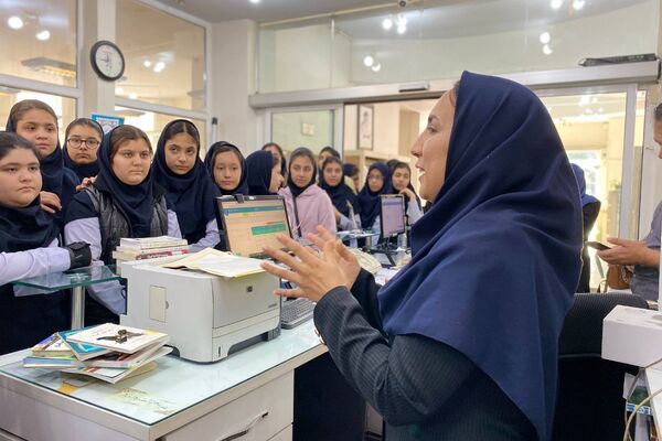 دانش‌آموزان دبیرستان نگین‌دانش ورامین میهمان کتابخانه رازی شدند