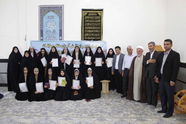 تقدیر از دانش‌آموزان فعال فرهنگی و قرآنی در شهر درق 