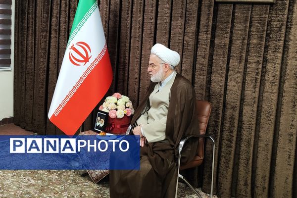 دیدار دختران دانش‌آموز سنندجی با نماینده ولی‌فقیه در کردستان 