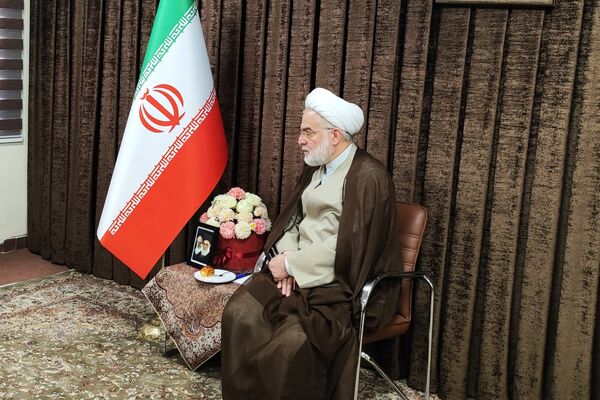 دیدار دختران دانش‌آموز سنندجی با نماینده ولی‌فقیه در کردستان 