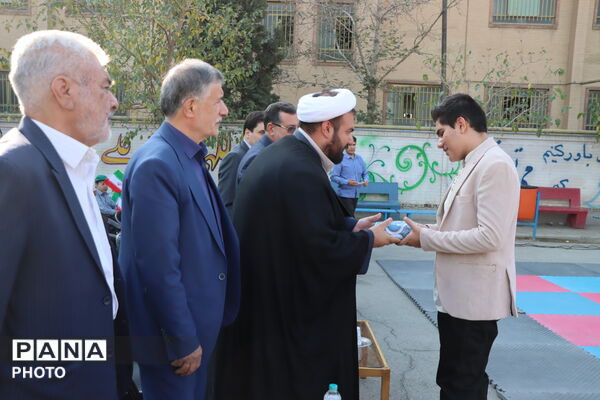 گرامیداشت هفته تربیت بدنی و افتتاح زمین چمن مصنوعی دبیرستان البرز