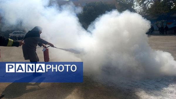 آموزش ایمنی و اطفای حریق برای دانش‌آموزان دبیرستان فرهنگیان