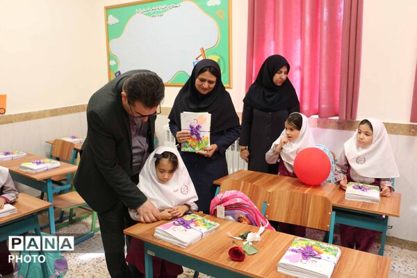 جشن شکوفه‌ها در بجنورد با نواخته‌شدن زنگ مهر و آغاز سال تحصیلی کلاس اولی‌ها