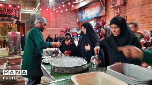 فعالیت پر شور چایخانه حضرت زهرا (س) در مسجد جامع نیشابور 