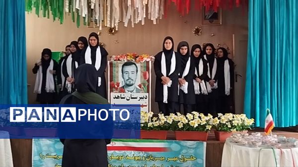 نواختن زنگ ایثار و مقاومت در دبیرستان شاهد شهید کلانتری ناحیه یک کرج 