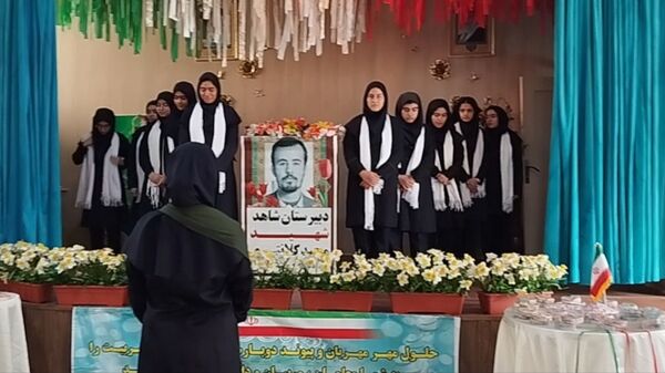 نواختن زنگ ایثار و مقاومت در دبیرستان شاهد شهید کلانتری ناحیه یک کرج 
