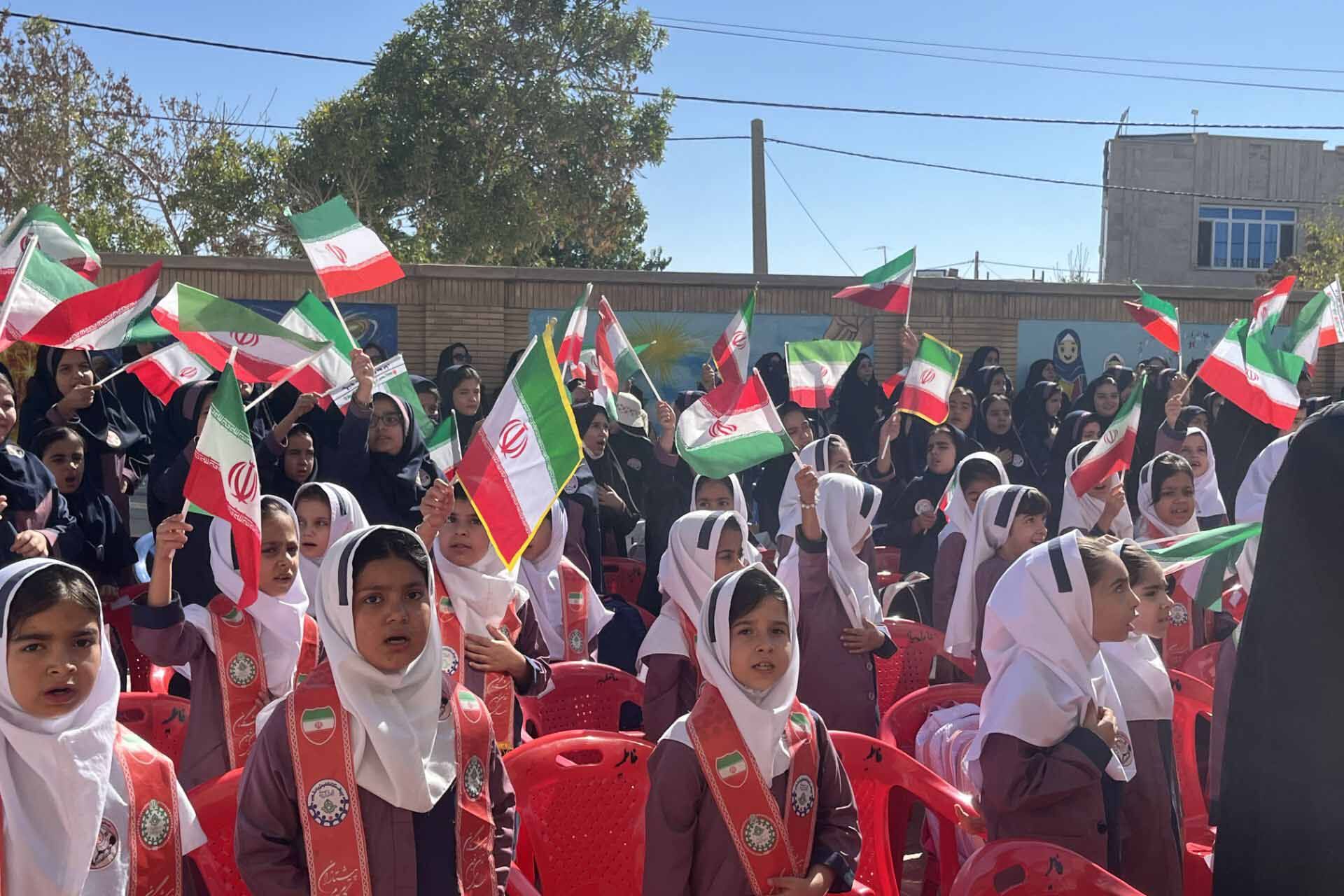 زنگ مقاومت در مدرسه شاهد نرگس؛ همزمان با هفته دفاع مقدس