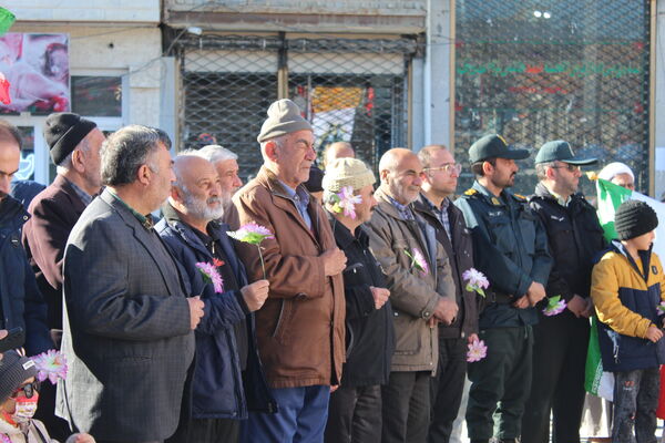 تمثال مبارک امام خمینی(ره) در شهر درق گلباران شد 
