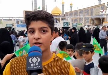 شادپیمایی دانش‌آموزان قمی به‌مناسبت عید ولایت و امامت