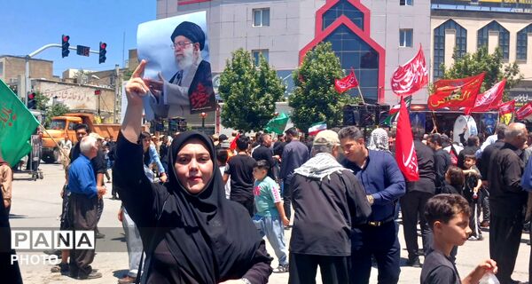  برافراشته شدن پرچم های «یالثارات‌الحسین» بر دوش عزاداران حسینی کامیاران