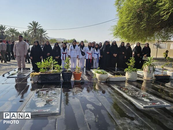 غبارروبی و عطرافشانی گلزار شهدا به مناسبت هفته دفاع مقدس
