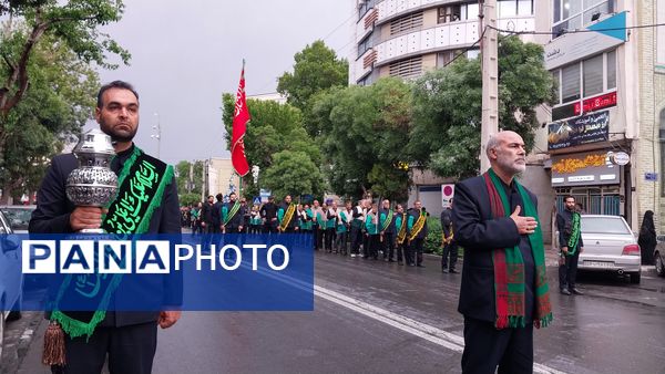 کاروان عزاداری شهیدان خدمت در خیابان‌های شهر اراک