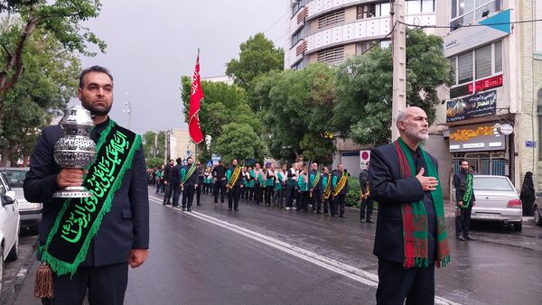 کاروان عزاداری شهیدان خدمت در خیابان‌های شهر اراک