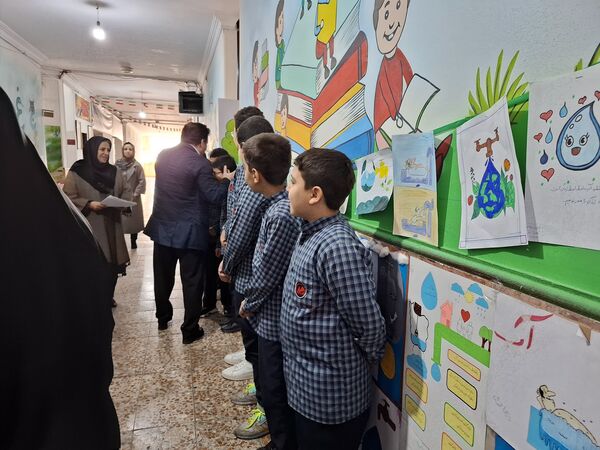 نمایشگاه دست سازه‌های دانش‌آموزان در دبستان هیأت امنایی ملاصدرا 