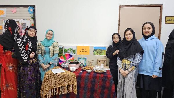 بازدید مسئول پژوهش‌سرای دکتر حسابی از دستاوردهای دانش‌آموزان مدرسه شاهد شهید نوری