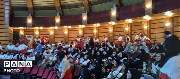 تجلیل از داوطلبان و نجاتگران هلال احمر در جنگ رمضان 