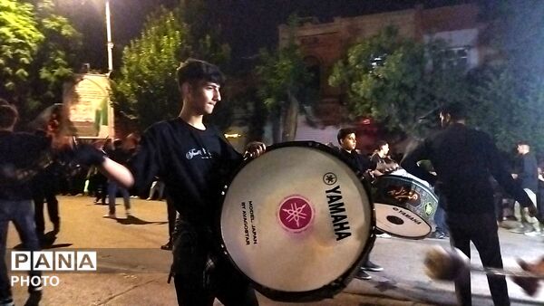 اجرای گروه دمام زنی در حسینیه امام خمینی در شب عاشورا 