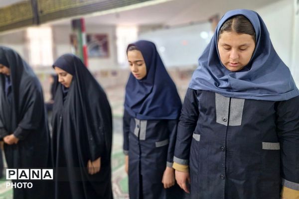  پیچیدن عطر نماز جماعت در مدرسه شهدای هسته‌ای قرچک