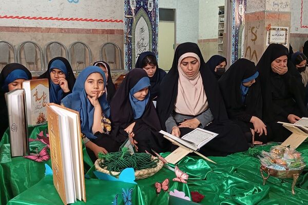 افتتاحیه محفل انس با قرآن‌کریم در دبیرستان جوادالائمه بهارستان‌دو
