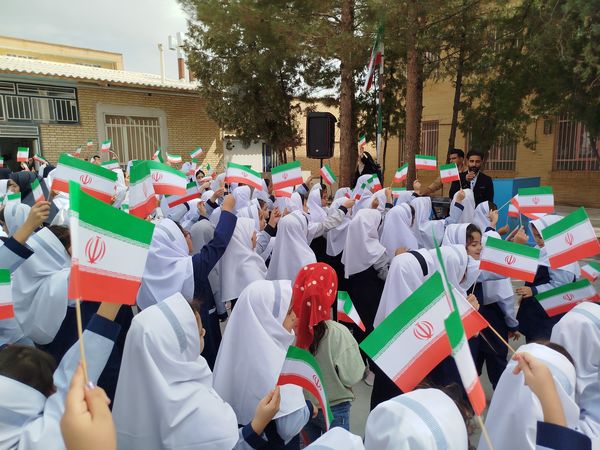 زنگ مهر در دبستان دخترانه سما با حضور مسئولان آموزش و پرورش و دانشگاه آزاد اسلامی کاشمر 