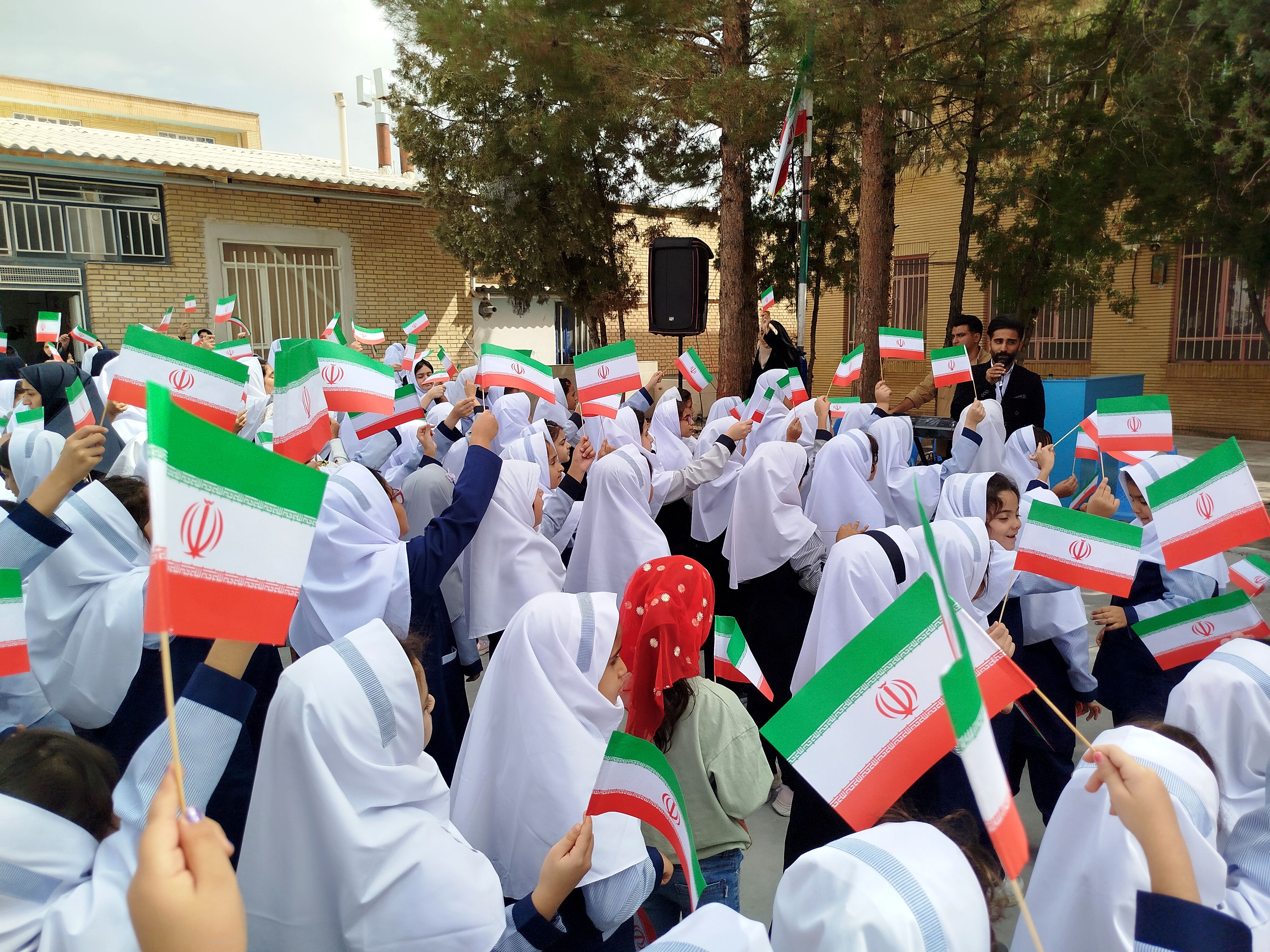 زنگ مهر در دبستان دخترانه سما با حضور مسئولان آموزش و پرورش و دانشگاه آزاد اسلامی کاشمر 