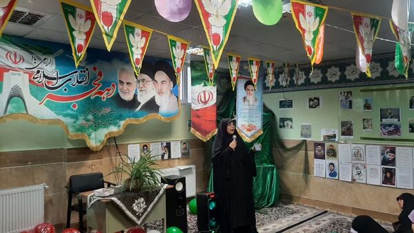 جشن با شکوه انقلاب در دبیرستان فدک منطقه ۱۲