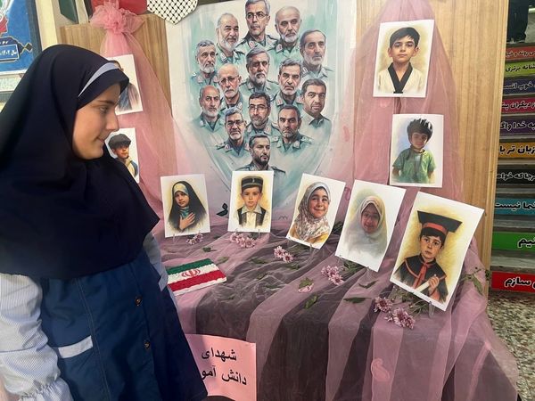 یادبود شهادت دانش‌آموزان شهید جنگ تحمیلی ۱۲ روزه در دبستان المهدی ناحیه 2 کرج 