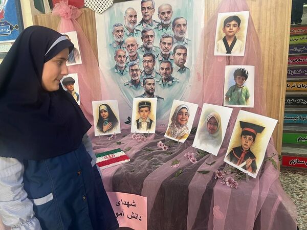 یادبود شهادت دانش‌آموزان شهید جنگ تحمیلی ۱۲ روزه در دبستان المهدی ناحیه 2 کرج 