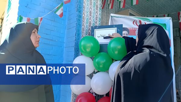  نواخته شدن زنگ انقلاب در مدرسه نمونه الزهرا  یاسوج