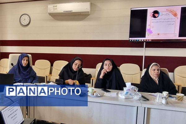 برگزار کارگاه‌های آموزشی ویژه رابطین امور بانوان مدارس منطقه کهریزک 