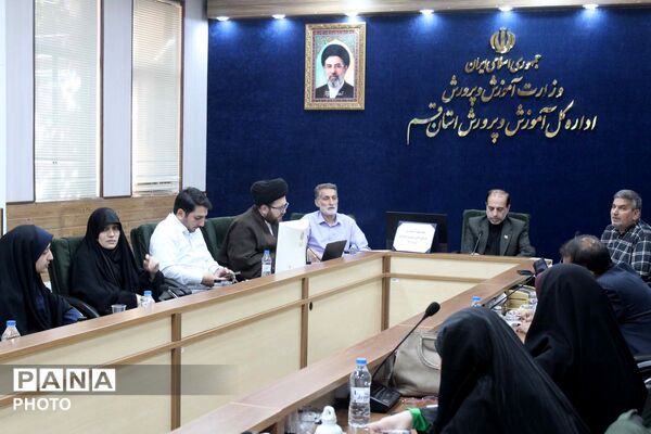نشست شورای اندیشه‌ورز سازمان دانش‌آموزی استان قم