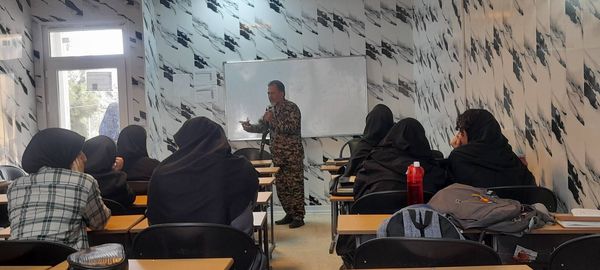 برگزاری کارگاه آموزشی تیر اندازی با اسلحه در هنرستان آفرینش پردیس 