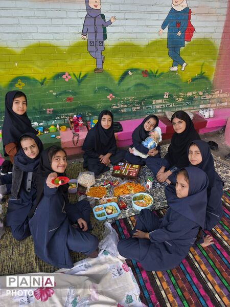 جشن شادی در حیاط مدرسه، دنیای رنگی بچه های رحمانی فرد در روز جهانی کودک