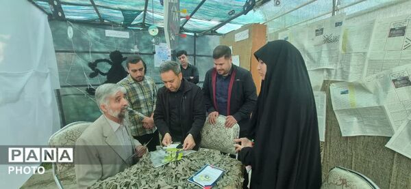 حضور معاون تشکیلات سازمان دانش‌آموزی در غرفه «نوجوان مبارز» 