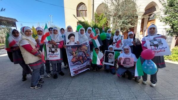 دانش آموزان دبستان بی بی کیا در راهپیمایی ۱۳ آبان