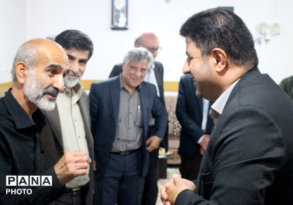 تکریم مقام ایثار فرهنگیان در دیدار با پدر شهید قاسمی
